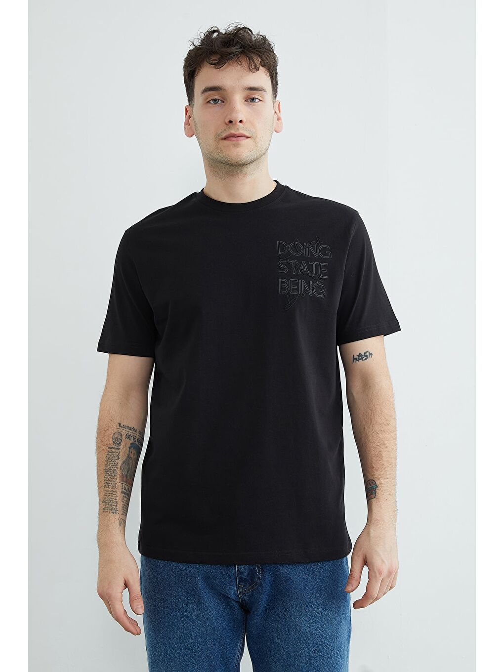 Siyah Yazı Nakışlı Bisiklet Yaka Tişört-2