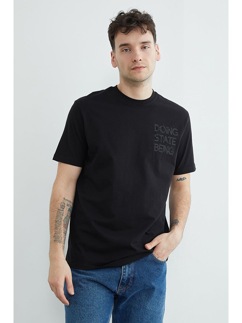 Siyah Yazı Nakışlı Bisiklet Yaka Tişört-3