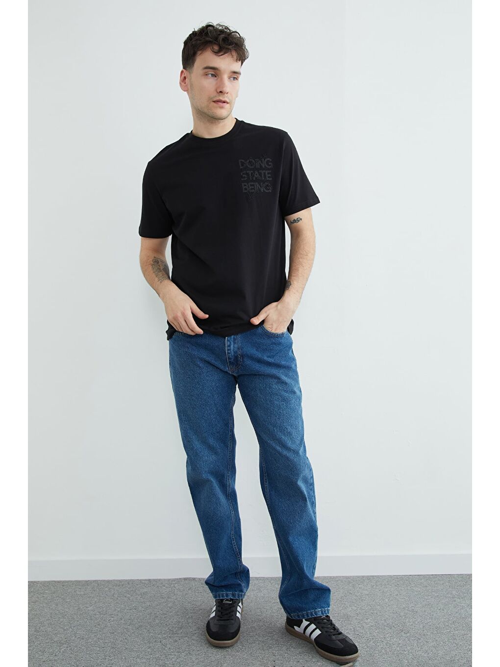 Siyah Yazı Nakışlı Bisiklet Yaka Tişört-4