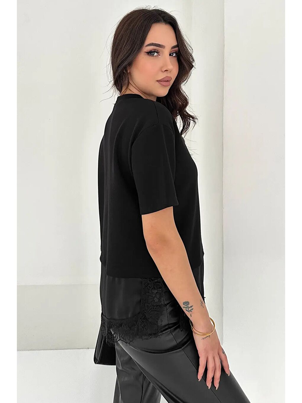 Siyah Dantel Detaylı T-Shirt-2
