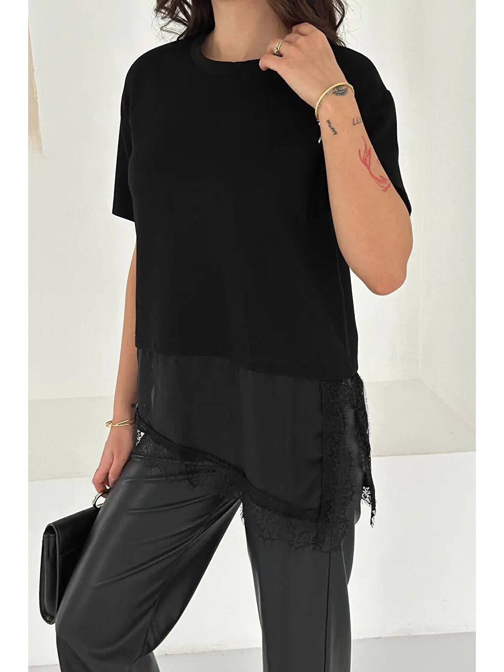 Siyah Dantel Detaylı T-Shirt-3