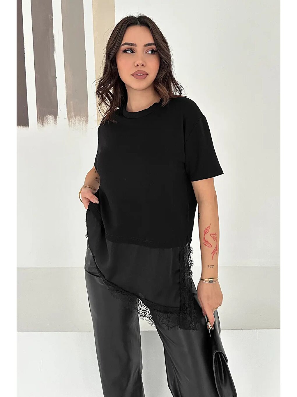 Siyah Dantel Detaylı T-Shirt-4