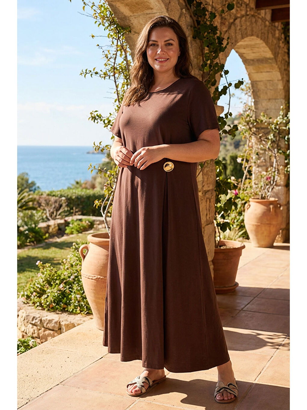 Kahverengi Büyük Beden Bisiklet Yaka Kısa Kollu Düğme Aksesuarlı Uzun Elbise T110-1