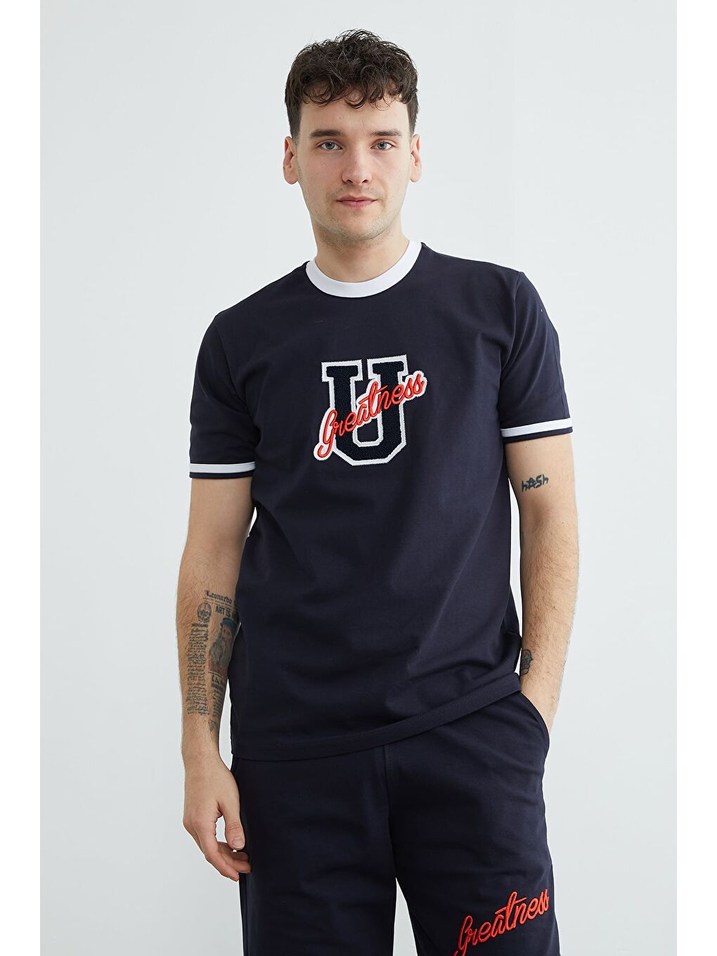 Lacivert Biyeli Yazı Nakışlı Bisiklet Yaka Tişört