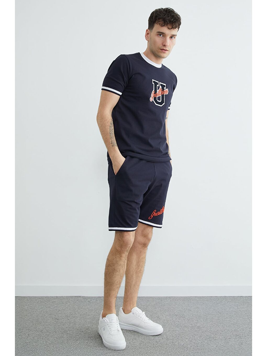 Lacivert Biyeli Yazı Nakışlı Bisiklet Yaka Tişört-3