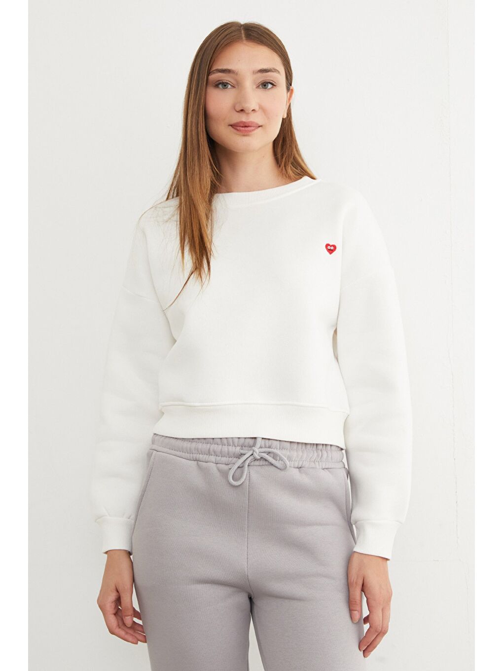 Ekru 3 İplik Kalp Nakışlı Bisiklet Yaka Sweatshirt-1