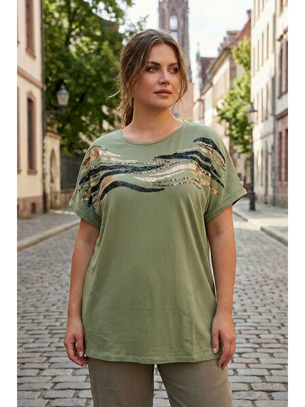 Yeşil Büyük Beden Bisiklet Yaka Kısa Kollu Payetli Parlak Baskılı T-shirt 615556-1