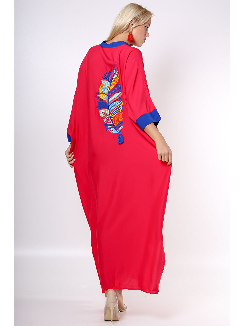 Siyah Kırmızı Dik Yaka Yarasa Kol Düğmeli Yırtmaçlı Nakışlı Oversize Dokuma Elbise-6