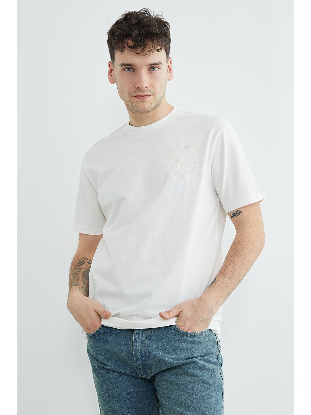 Beyaz Yazı Nakışlı Bisiklet Yaka Tişört