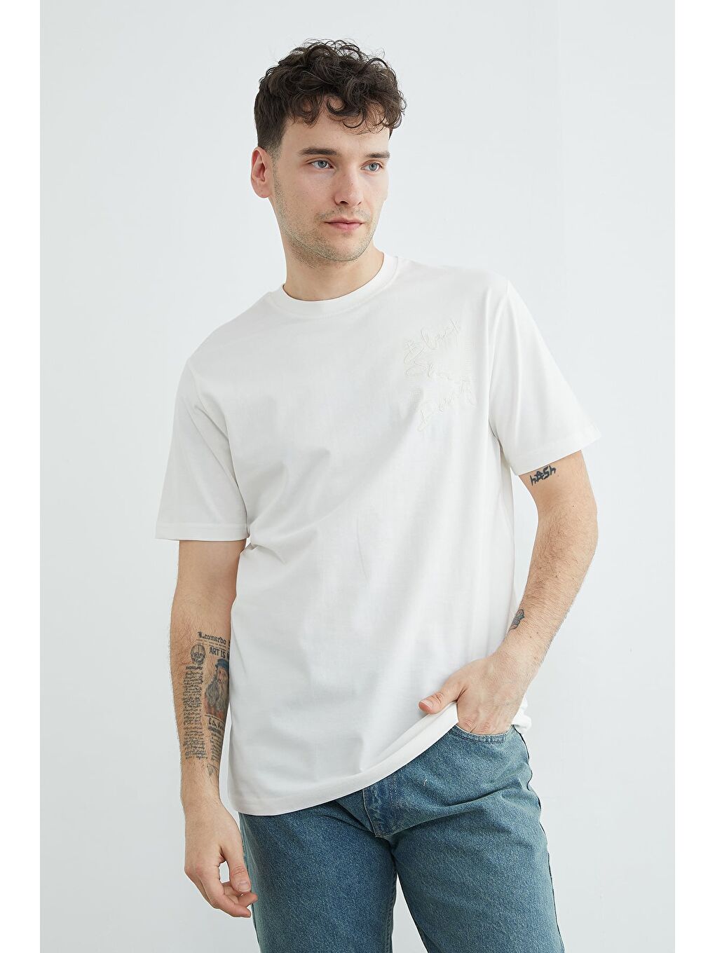 Beyaz Yazı Nakışlı Bisiklet Yaka Tişört-1