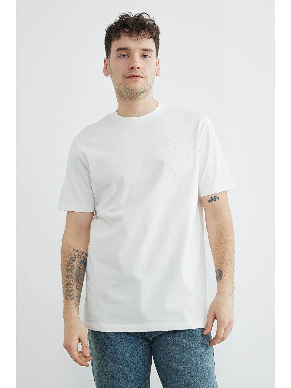 Beyaz Yazı Nakışlı Bisiklet Yaka Tişört-2