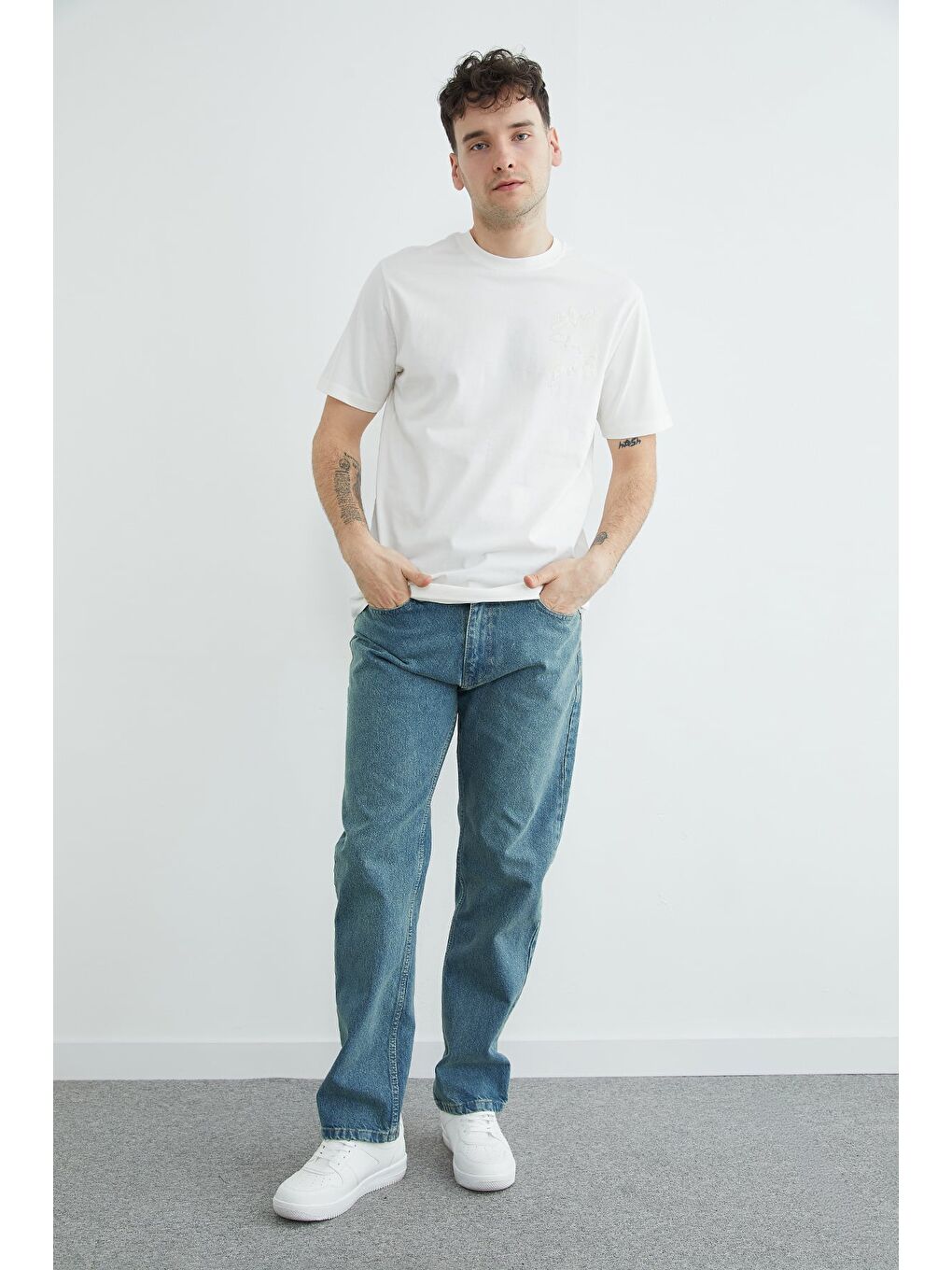 Beyaz Yazı Nakışlı Bisiklet Yaka Tişört-3