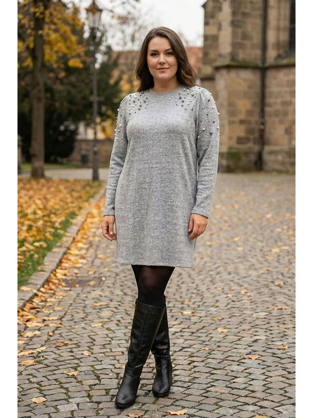 Gri Büyük Beden Bisiklet Yaka Uzun Kollu Boncuk İşlemeli Pelüş Tunik 615153-1