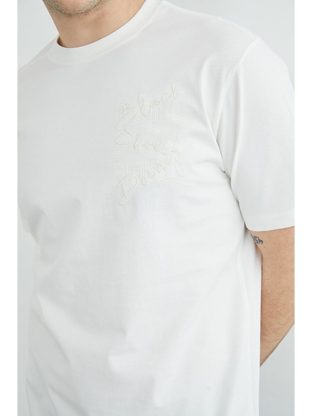 Beyaz Yazı Nakışlı Bisiklet Yaka Tişört-4