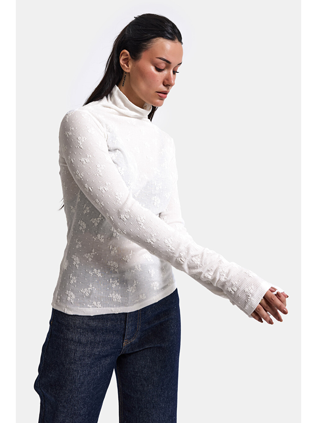 Kadın Kırık Beyaz W6-101 Slim Boğazlı Özel İşlemeli Kumaş Tasarım Bluz-1