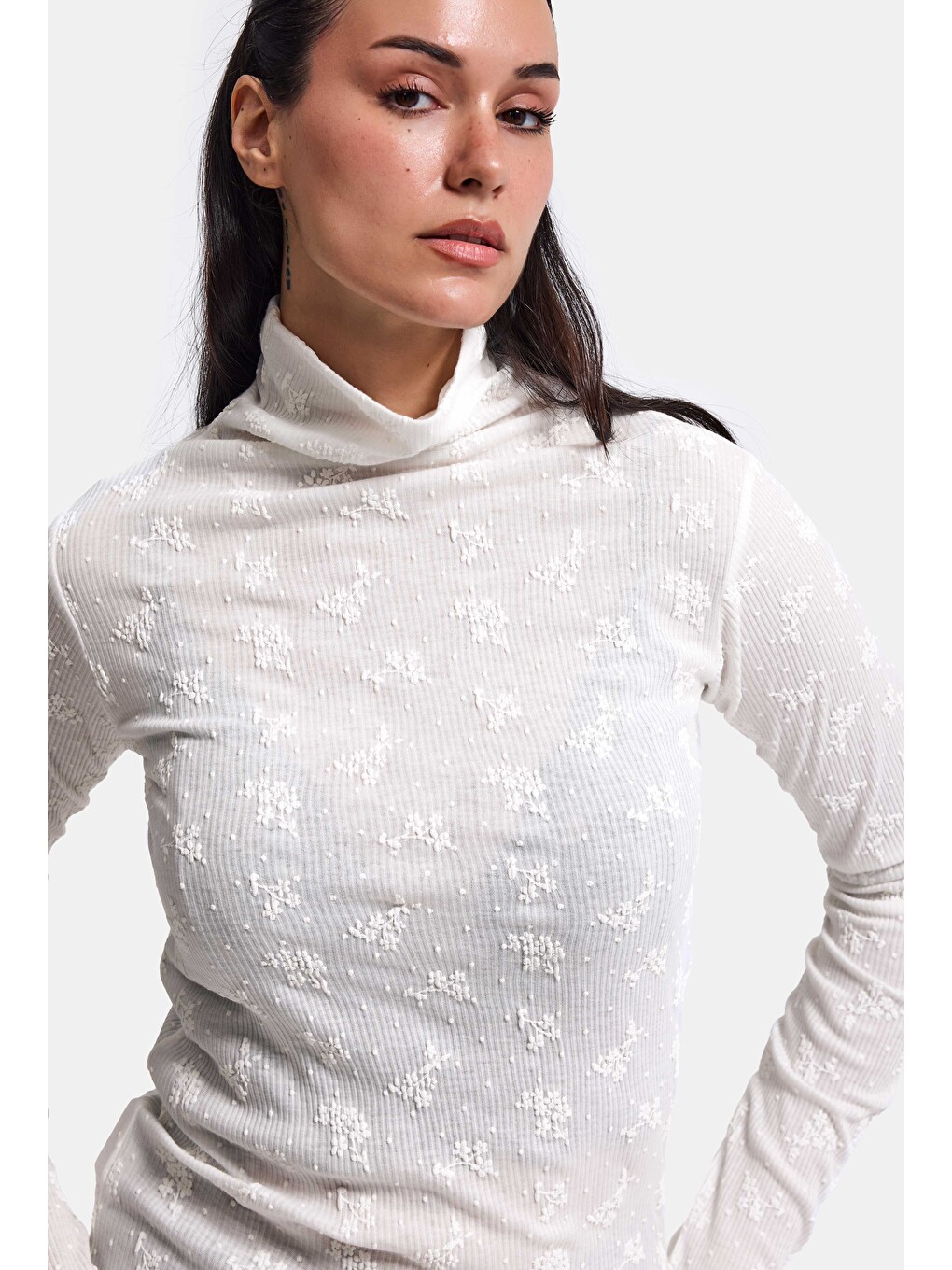 Kadın Kırık Beyaz W6-101 Slim Boğazlı Özel İşlemeli Kumaş Tasarım Bluz-4