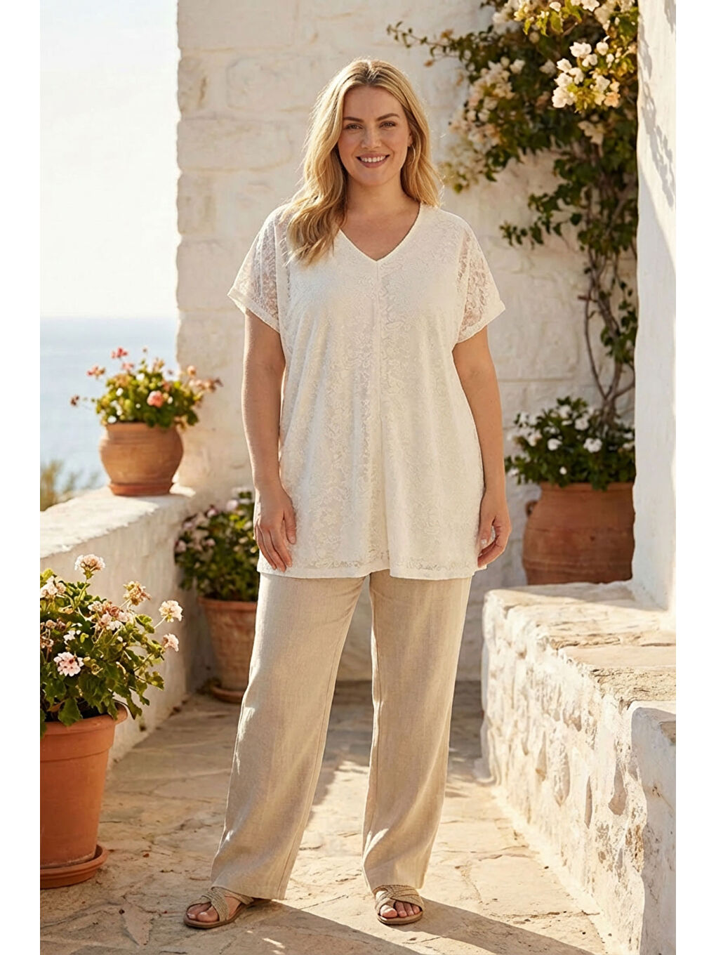 Ekru Büyük Beden V Yaka Kısa Kollu Çiçek Desenli Transparan Astarsız T-shirt 304215-1