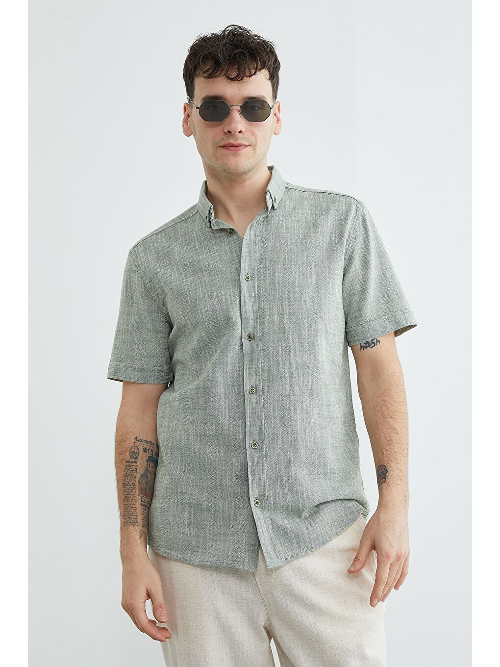Haki Flamlı Düğmeli Keten Görünümlü Gömlek