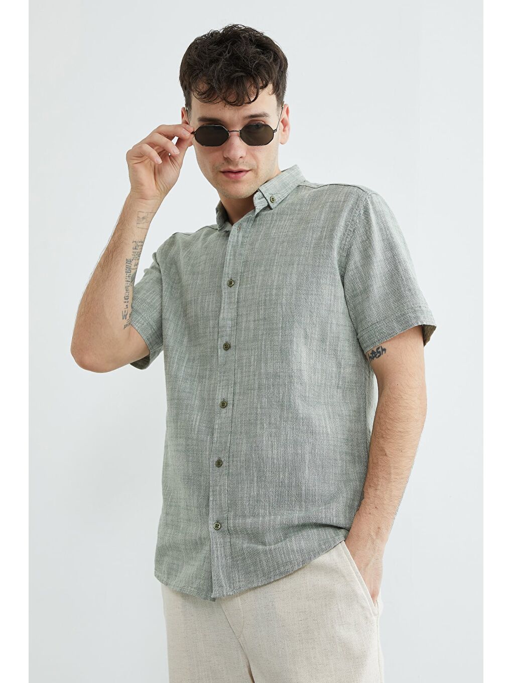 Haki Flamlı Düğmeli Keten Görünümlü Gömlek-2