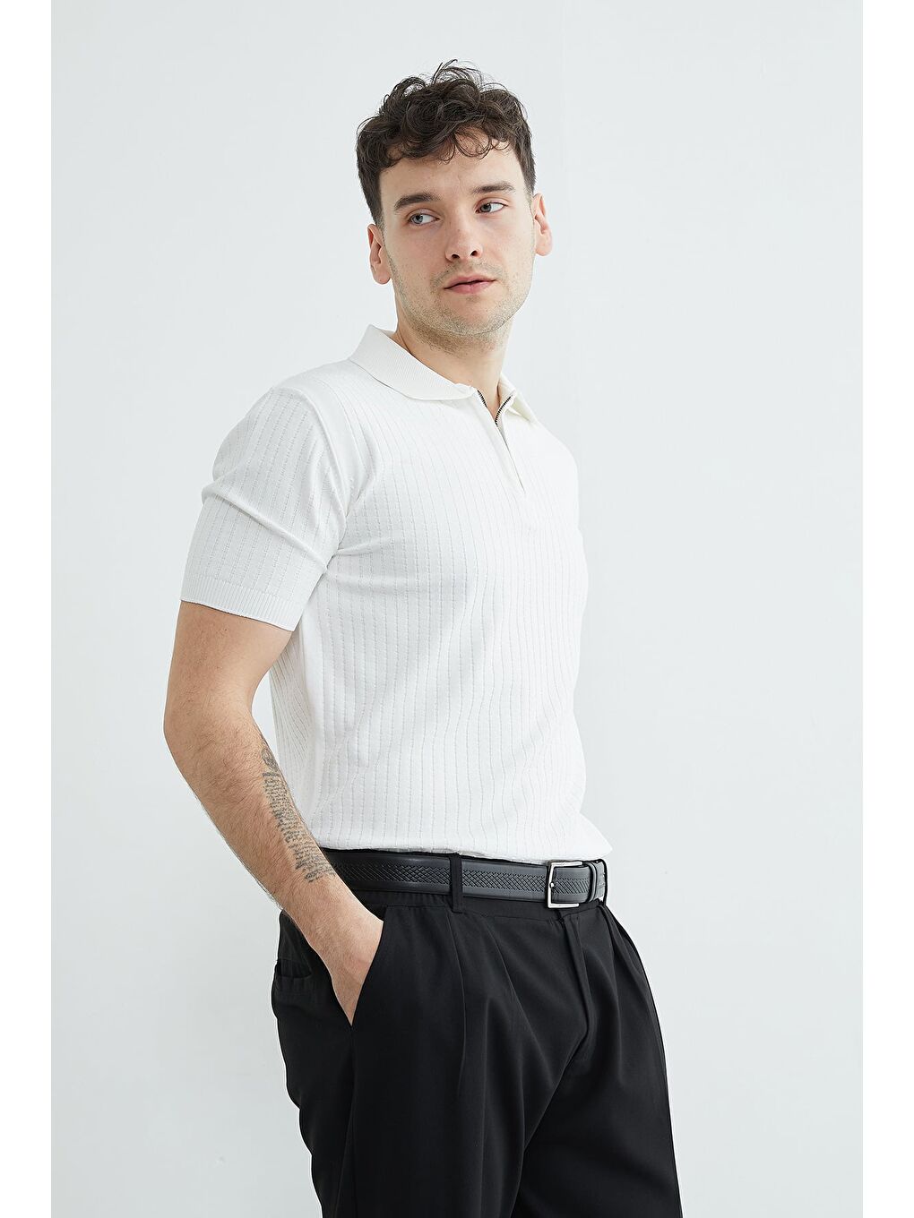 Beyaz Fitilli Polo Yaka Yarım Fermuarlı Triko Tişört-1