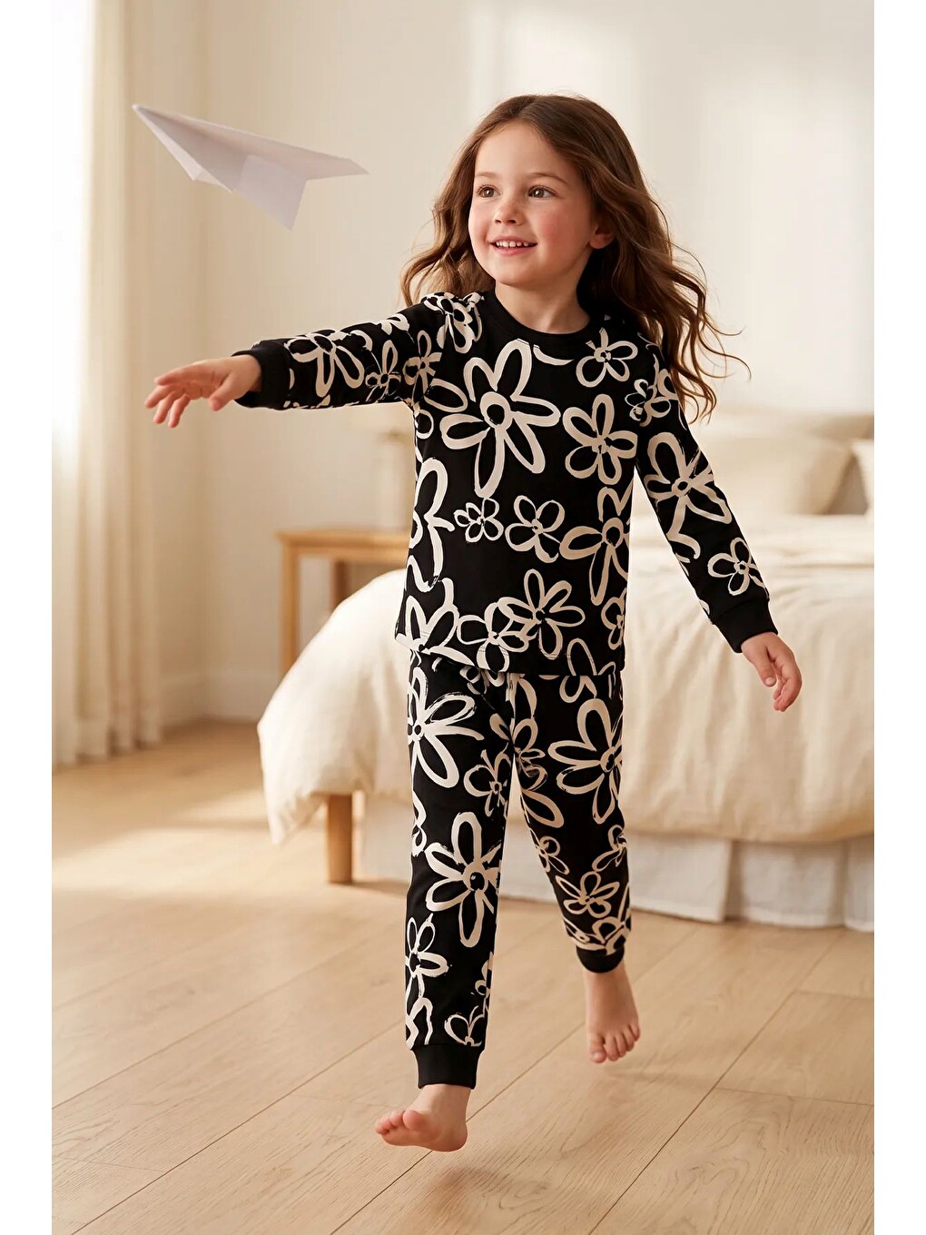 Kız Çocuk Siyah Beyaz Büyük Papatya Desenli Uzun Kollu Pijama Takımı-3