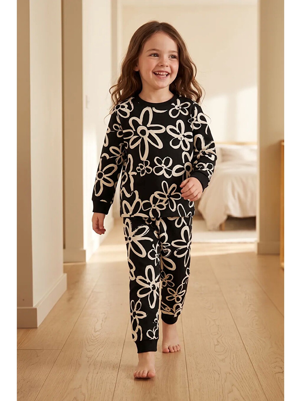 Kız Çocuk Siyah Beyaz Büyük Papatya Desenli Uzun Kollu Pijama Takımı-4