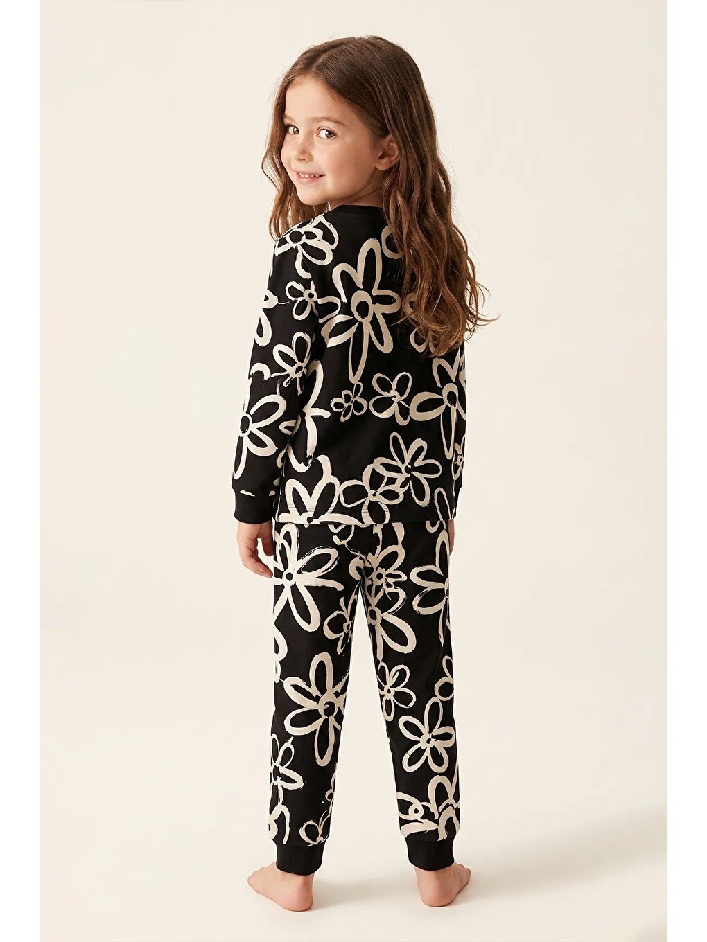 Kız Çocuk Siyah Beyaz Büyük Papatya Desenli Uzun Kollu Pijama Takımı-5