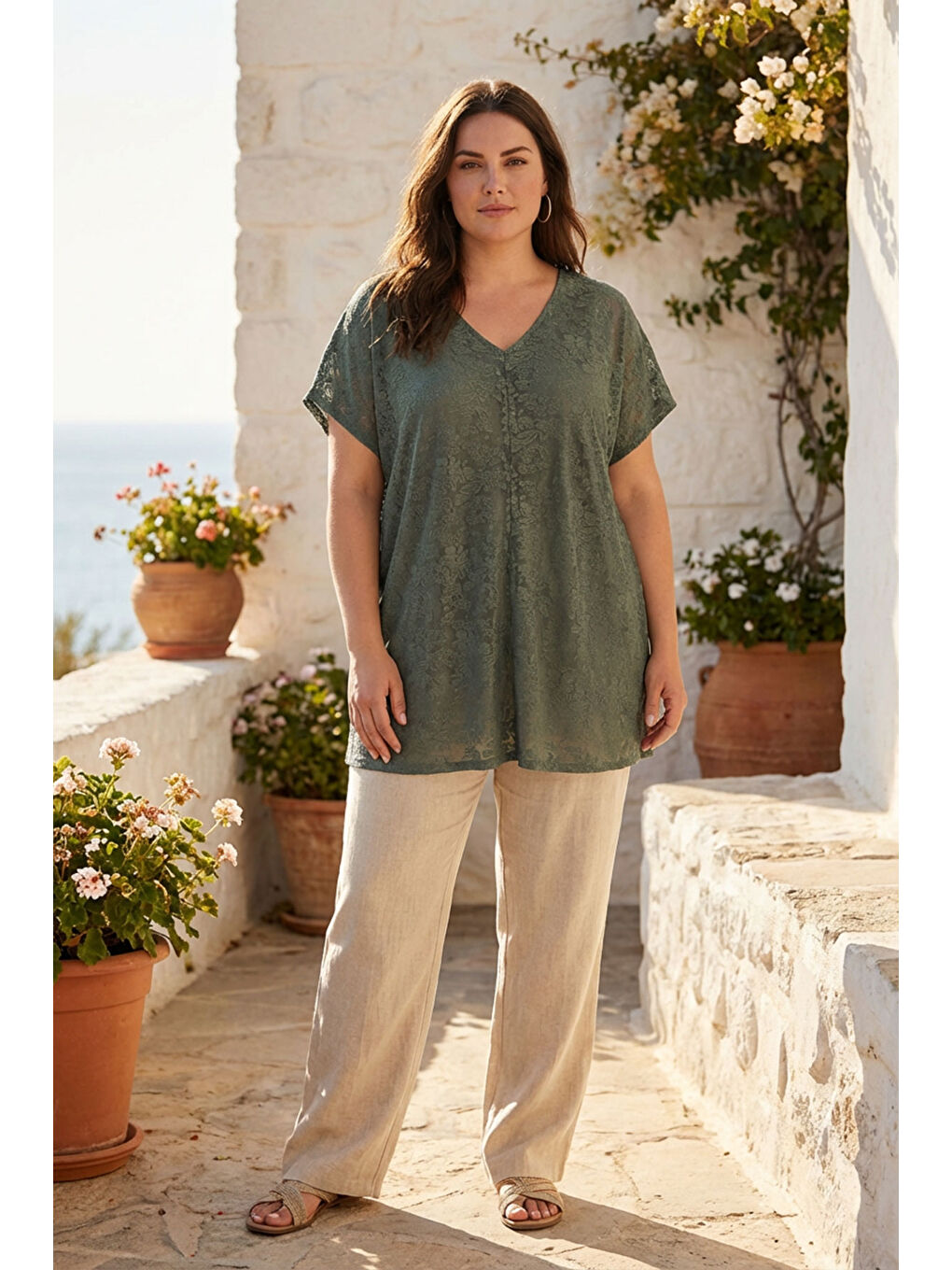 Yeşil Büyük Beden V Yaka Kısa Kollu Çiçek Desenli Transparan Astarsız T-shirt 304214-1