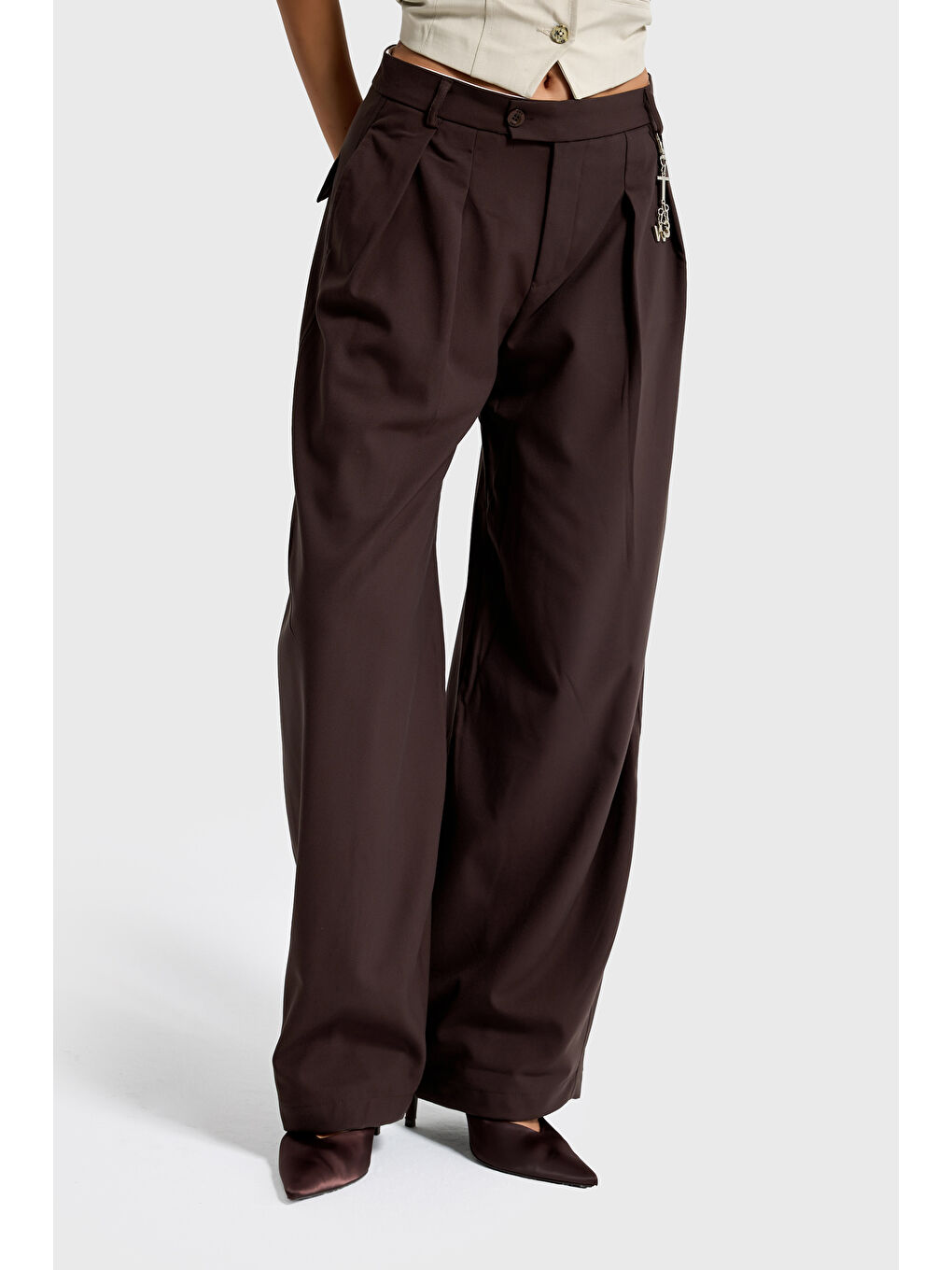 Kadın Kahverengi Aksesuar Detaylı Bol Kesim Dokuma Kumaş Özel Tasarım Pantolon