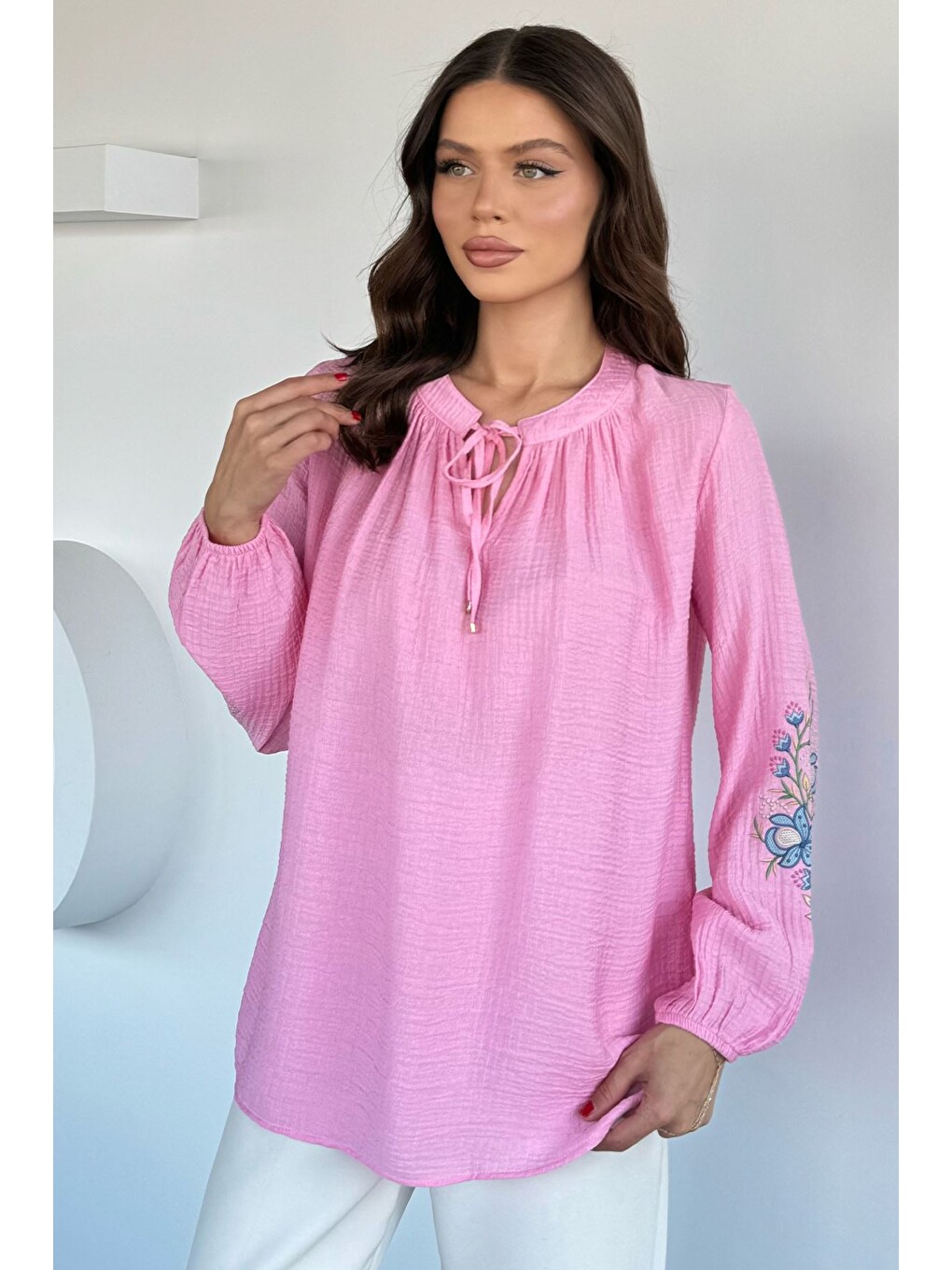 Pembe Kadın Ön Bağlama Detaylı Nakışlı Bluz-1