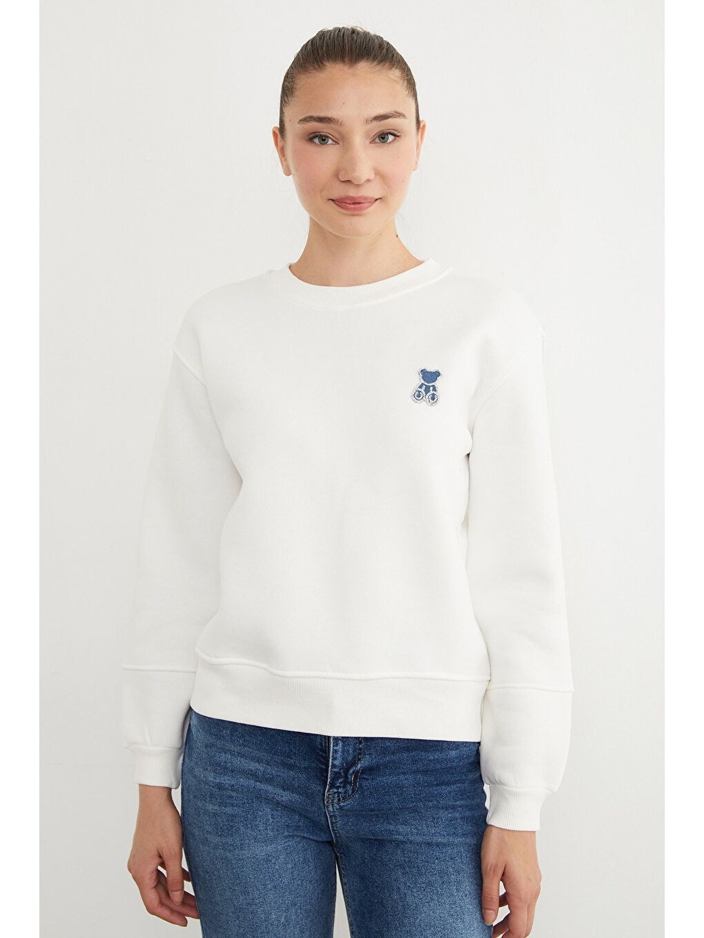 Beyaz 3 İplik Taş İşlemeli Ayıcık Nakışlı Sweatshirt