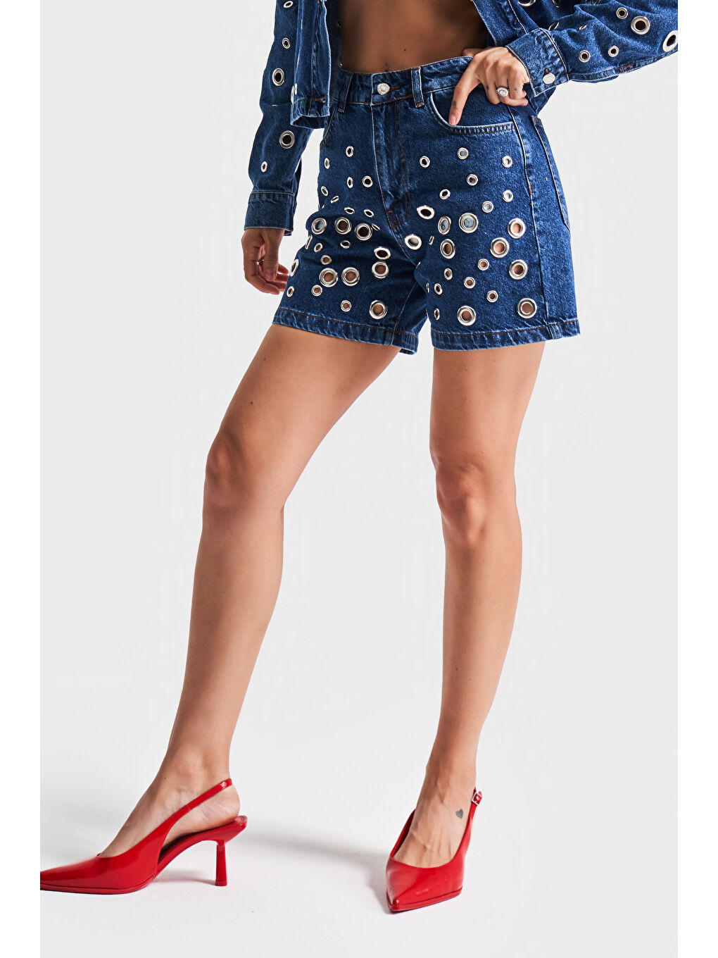 Kadın Mavi Renk 1s5-5 Kuş Gözü Detaylı Midi Boy %100 Pamuk Mom Fit Tasarım Denim Şort-1