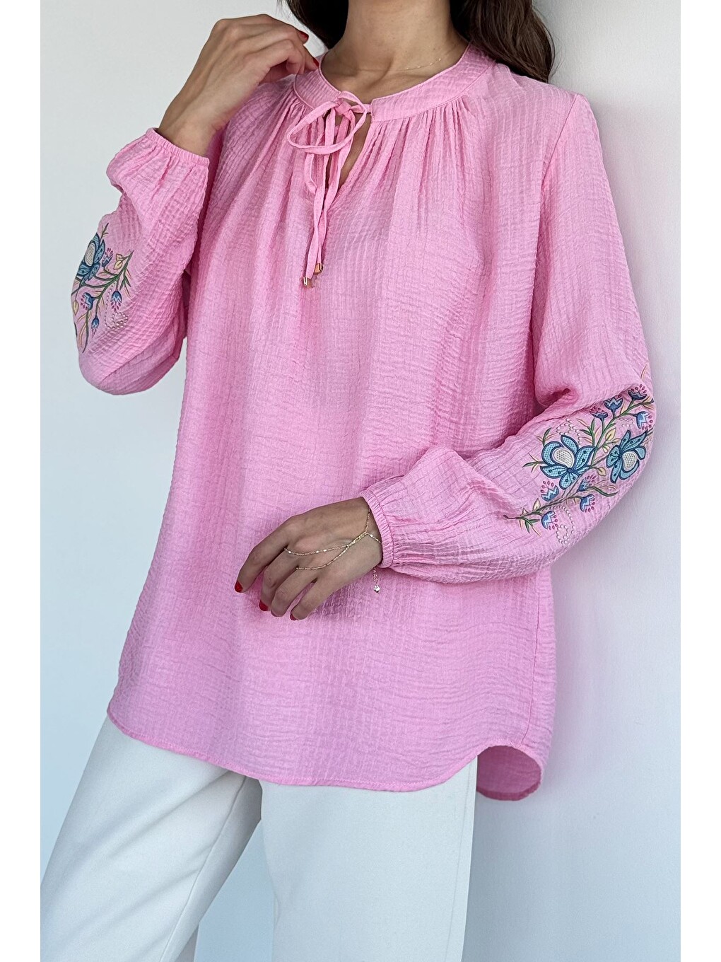 Pembe Kadın Ön Bağlama Detaylı Nakışlı Bluz-2