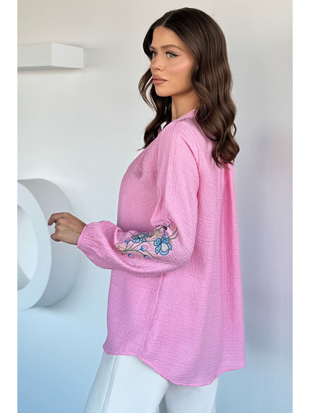 Pembe Kadın Ön Bağlama Detaylı Nakışlı Bluz-3