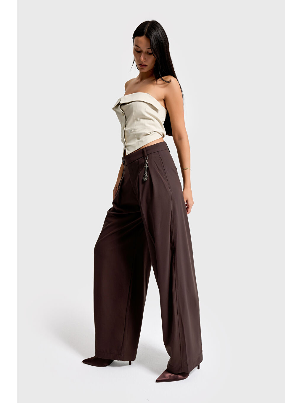Kadın Kahverengi Aksesuar Detaylı Bol Kesim Dokuma Kumaş Özel Tasarım Pantolon-1