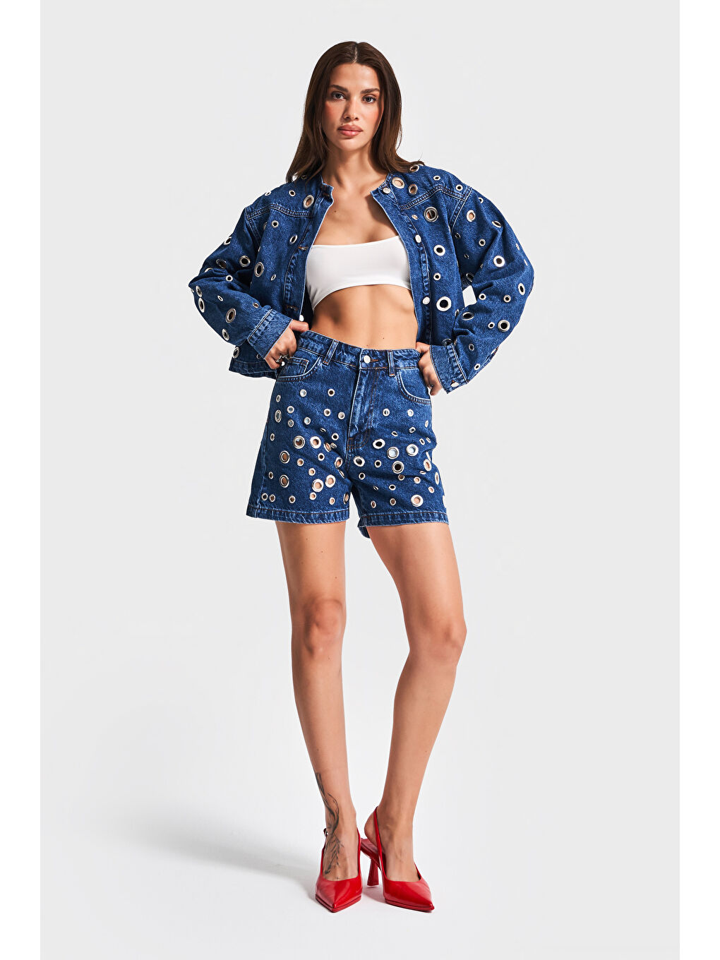 Kadın Mavi Renk 1s5-5 Kuş Gözü Detaylı Midi Boy %100 Pamuk Mom Fit Tasarım Denim Şort-2