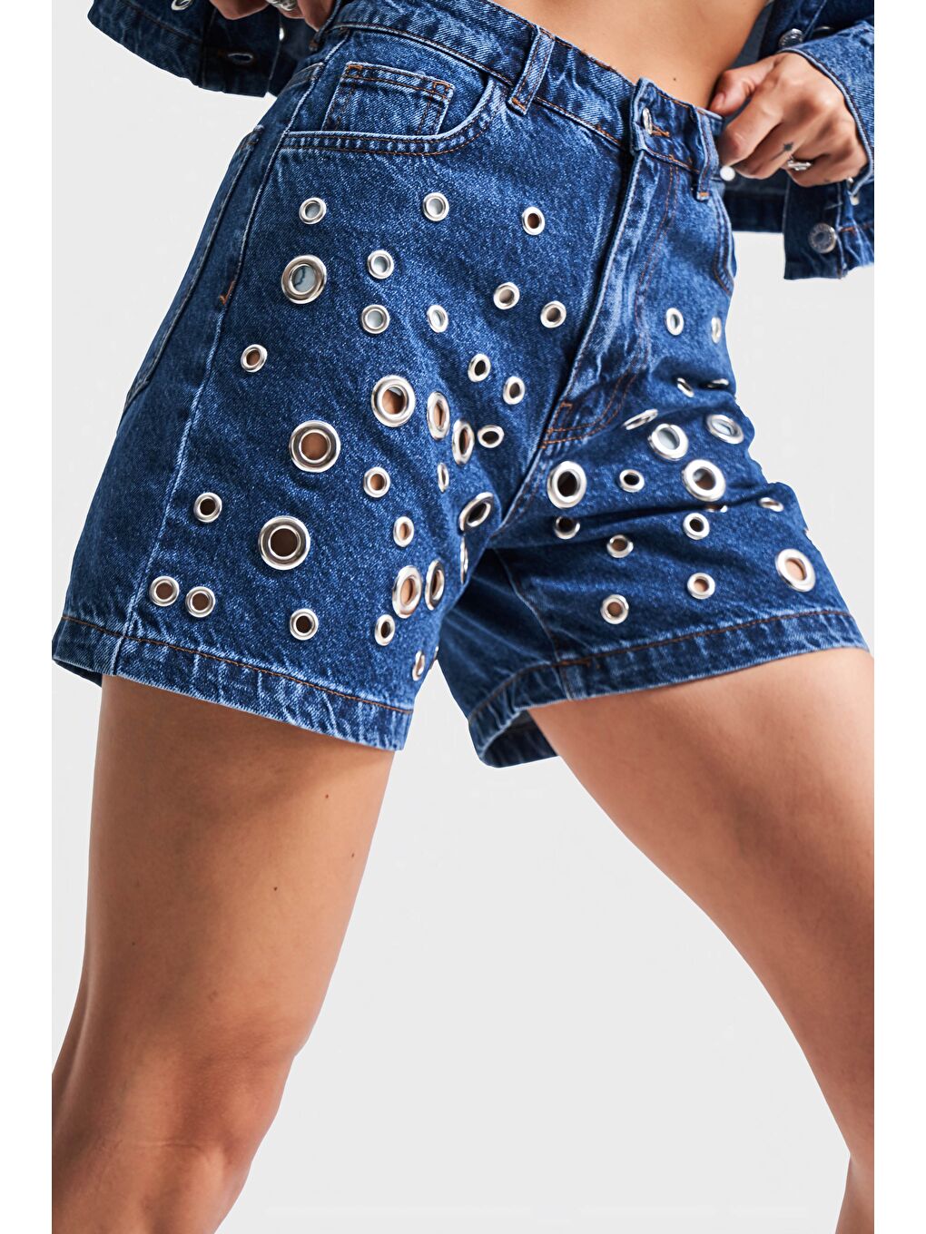 Kadın Mavi Renk 1s5-5 Kuş Gözü Detaylı Midi Boy %100 Pamuk Mom Fit Tasarım Denim Şort-3