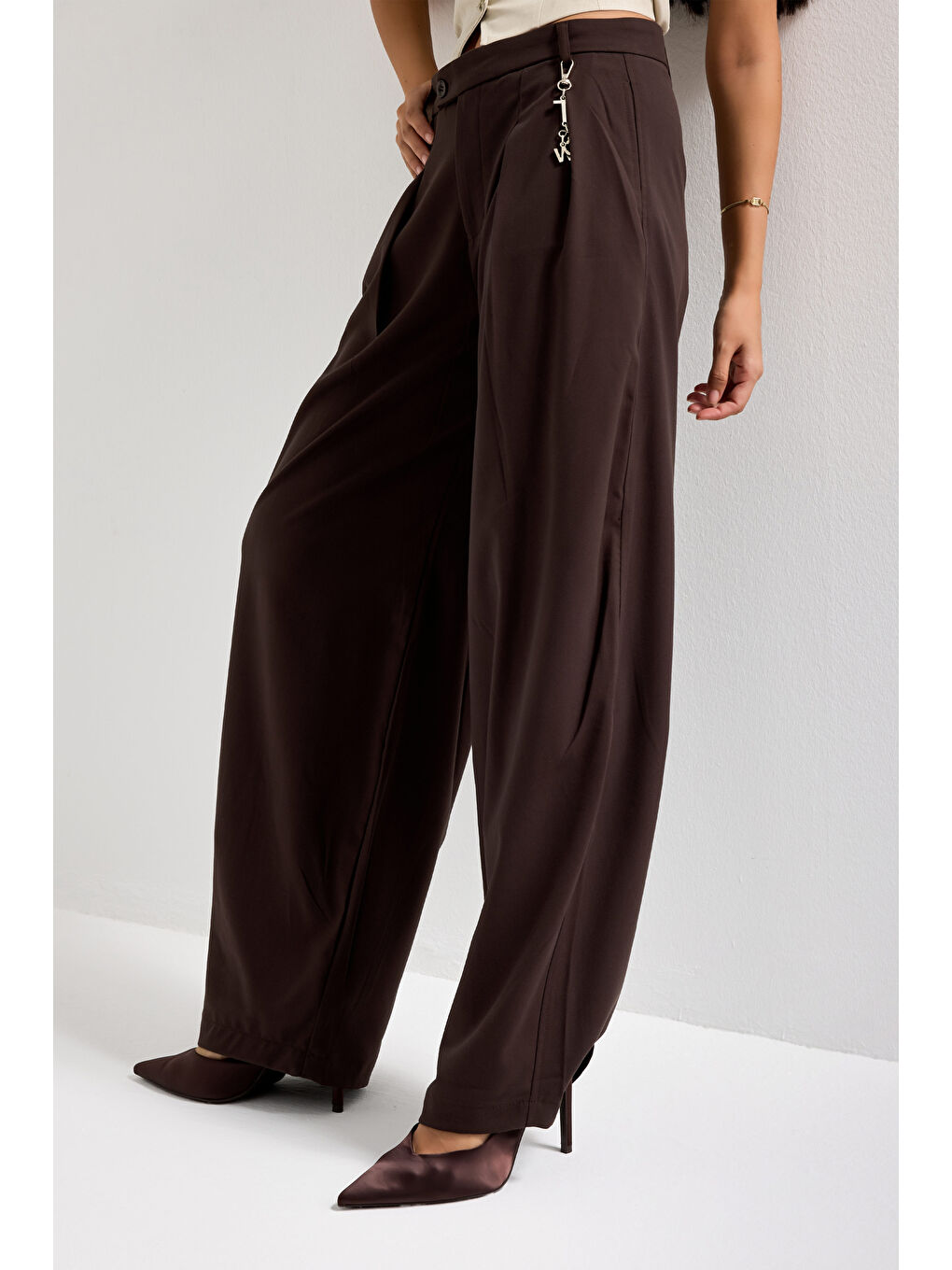 Kadın Kahverengi Aksesuar Detaylı Bol Kesim Dokuma Kumaş Özel Tasarım Pantolon-2