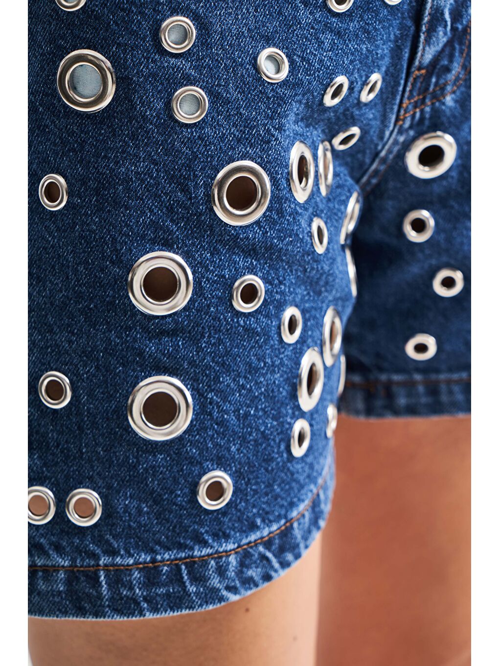 Kadın Mavi Renk 1s5-5 Kuş Gözü Detaylı Midi Boy %100 Pamuk Mom Fit Tasarım Denim Şort-4