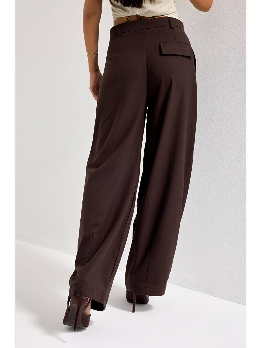 Kadın Kahverengi Aksesuar Detaylı Bol Kesim Dokuma Kumaş Özel Tasarım Pantolon-3