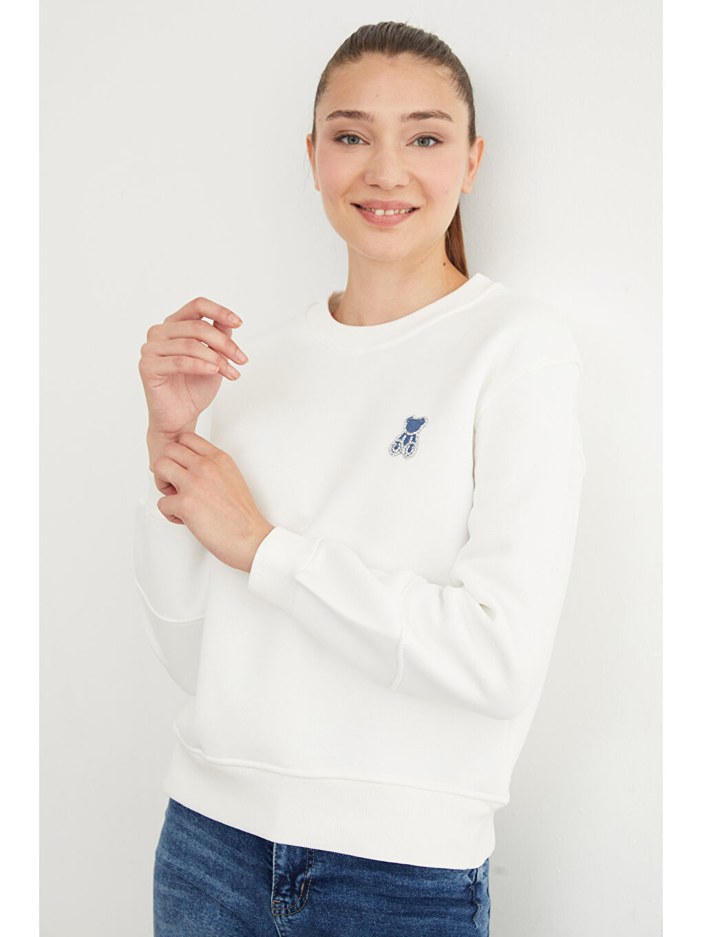 Beyaz 3 İplik Taş İşlemeli Ayıcık Nakışlı Sweatshirt-1