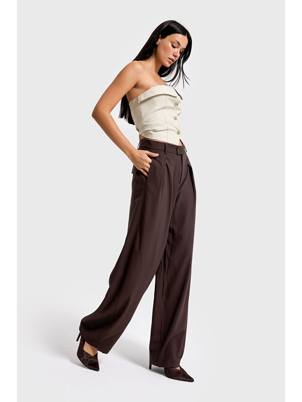 Kadın Kahverengi Aksesuar Detaylı Bol Kesim Dokuma Kumaş Özel Tasarım Pantolon-4