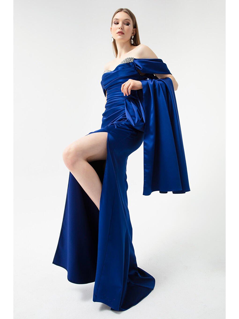Mavi Kadın Saks Kayık Yaka Yırtmaçlı Uzun Saten Abiye Elbise-1