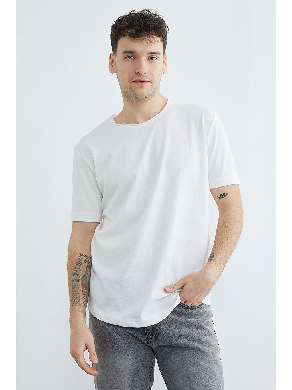 Beyaz Köpek Armalı Bisiklet Yaka Tişört-1