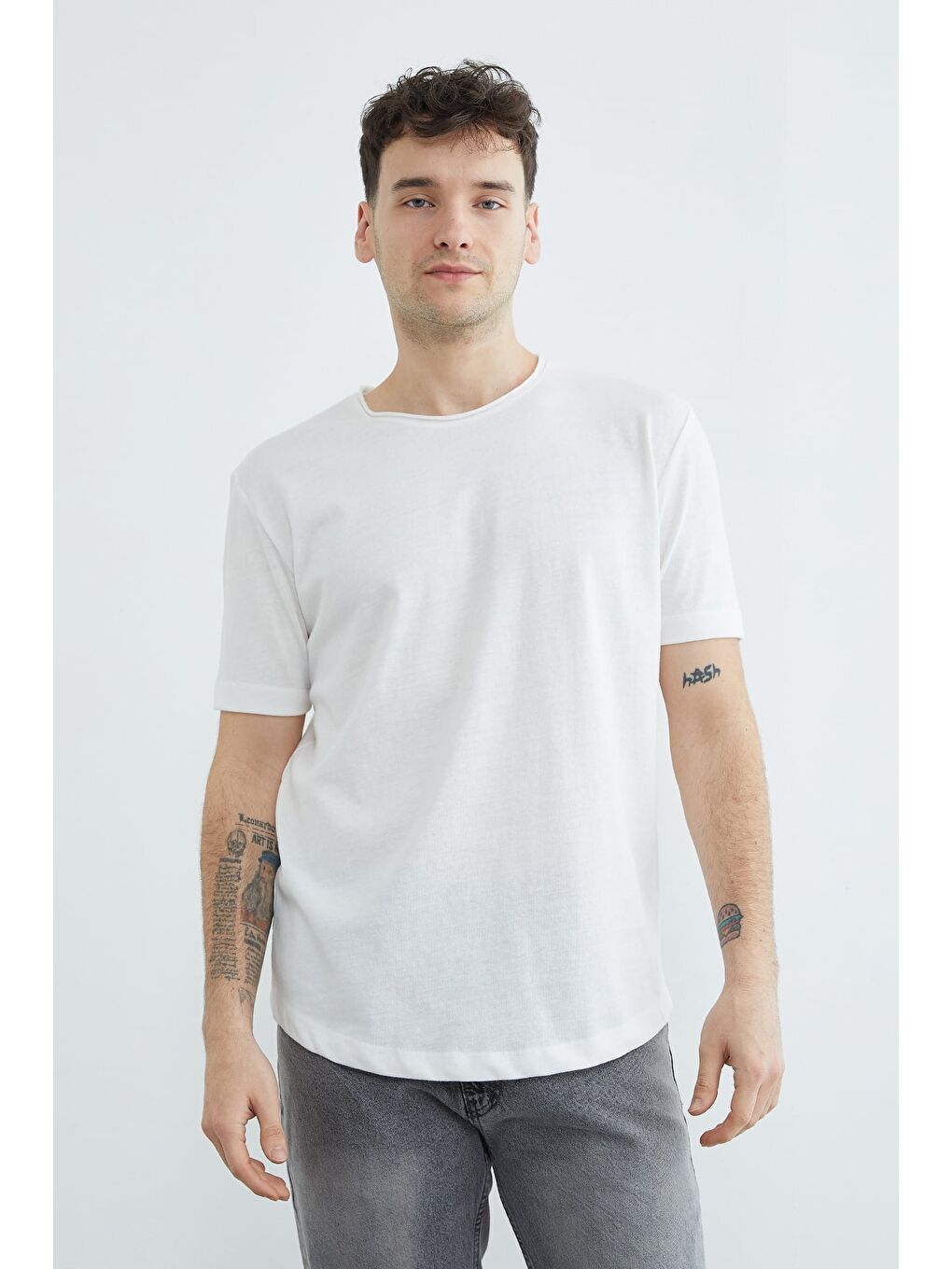 Beyaz Köpek Armalı Bisiklet Yaka Tişört-2