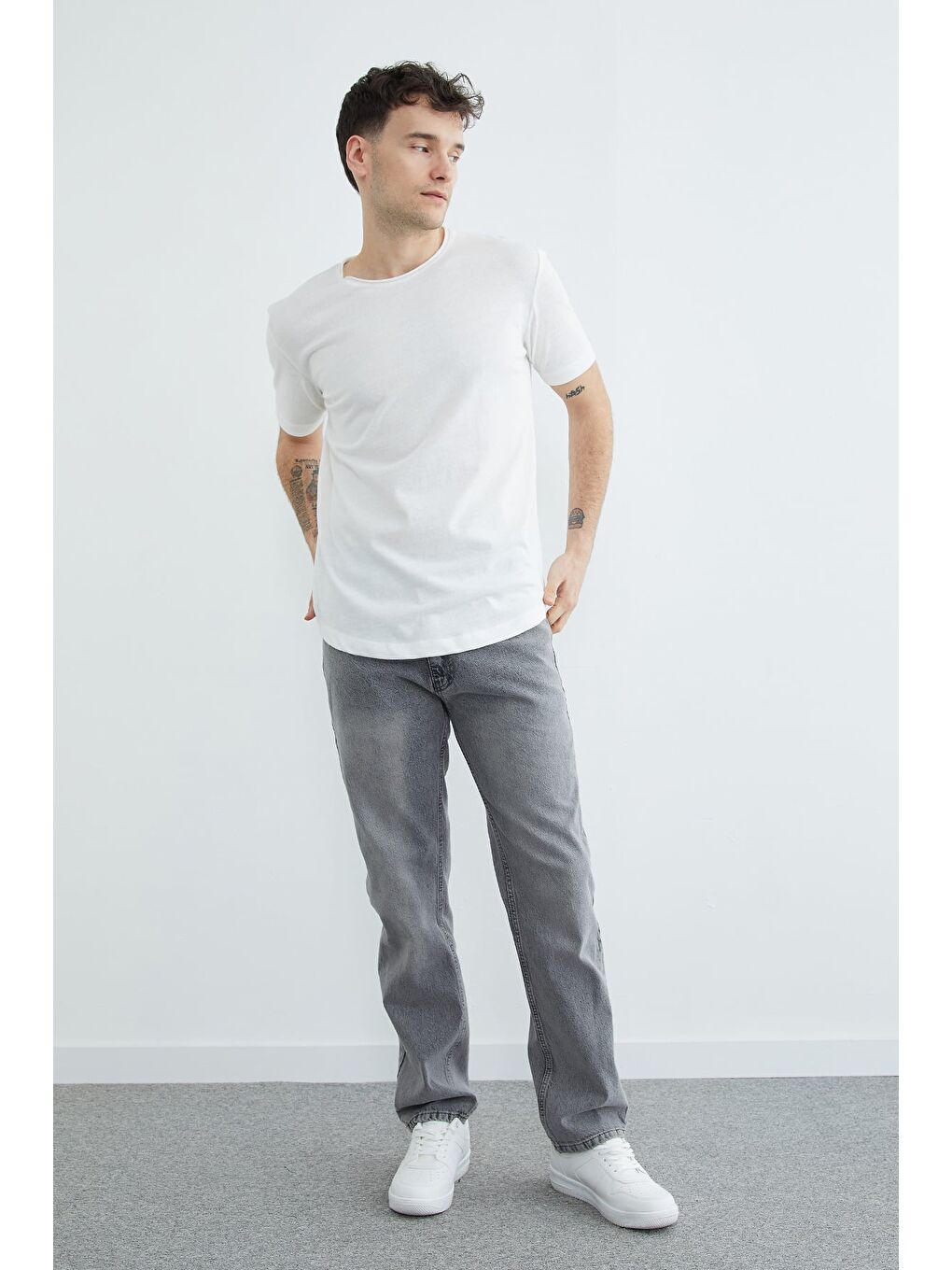 Beyaz Köpek Armalı Bisiklet Yaka Tişört-3