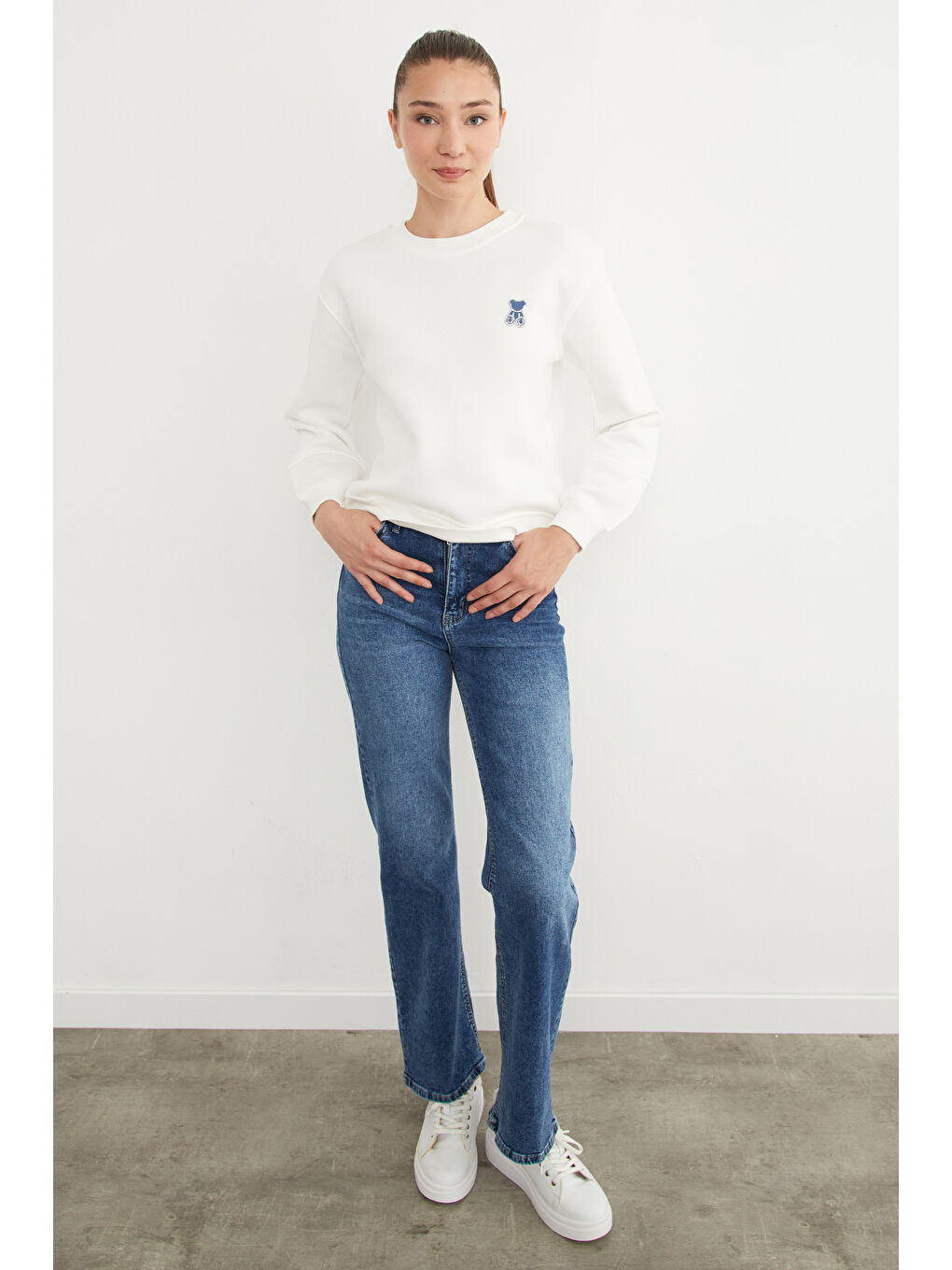 Beyaz 3 İplik Taş İşlemeli Ayıcık Nakışlı Sweatshirt-2