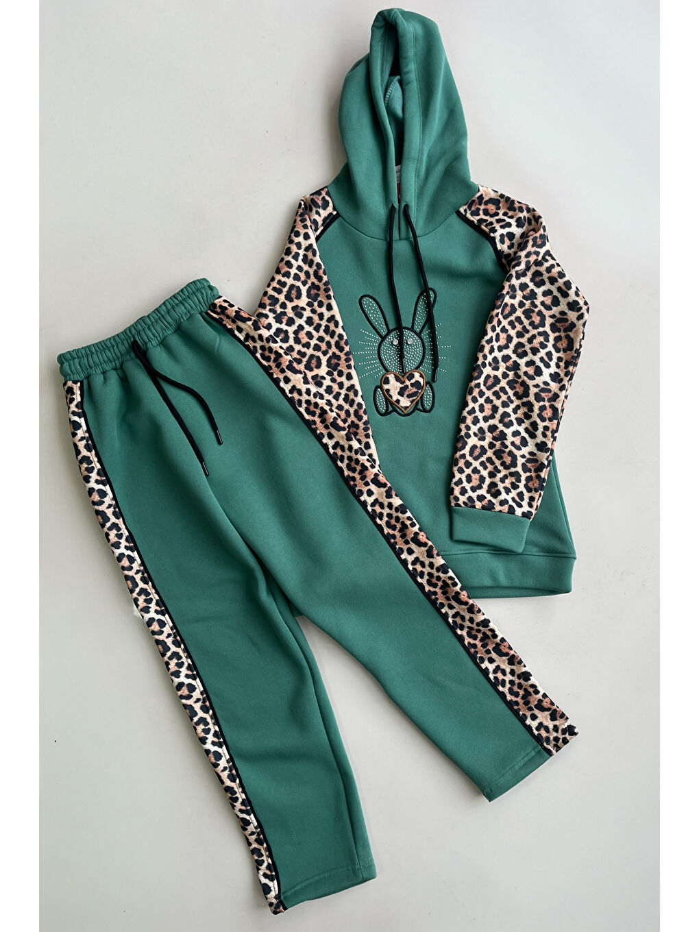 Yeşil Kız Çocuk 3 İplik Alt-Üst Takım Kapüşonlu Rotasyon Desenli Nakış ve Taş Baskılı 12311