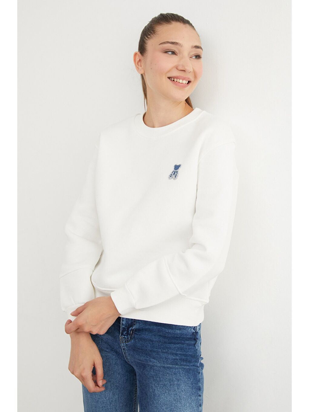 Beyaz 3 İplik Taş İşlemeli Ayıcık Nakışlı Sweatshirt-4
