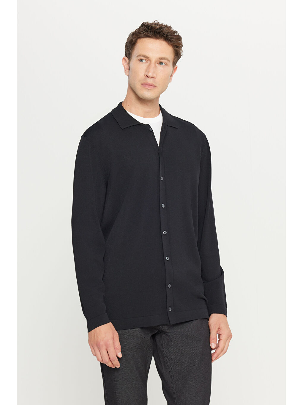 Erkek Siyah Standart Fit Normal Kesim Gömlek Yaka Triko Gömlek-1